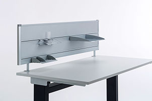 Board mit Accessoires, wird an Tischplatte befestigt